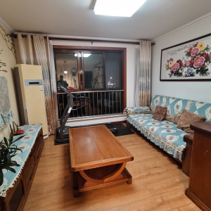 香江小镇多层边户三室精装修带草厦