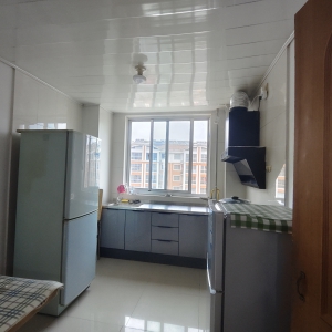 出售望海园中学望岛名郡，93平三室两厅一卫，简单装修带储藏室