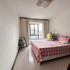 昌鸿B区精装三室南向大客厅